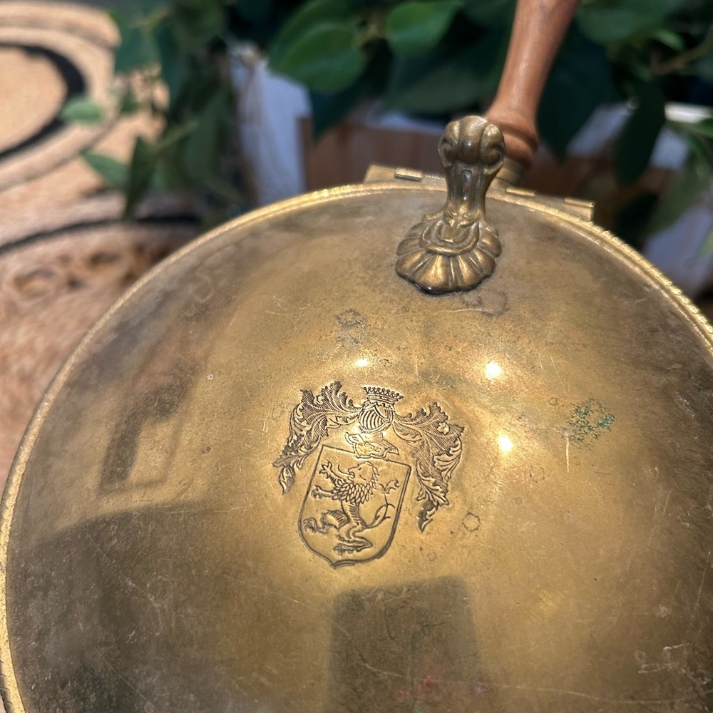 Vintage Brass Silent Butler Crumb Catcher coat of arms wooden handle made ITALY - Picture 5 of 12